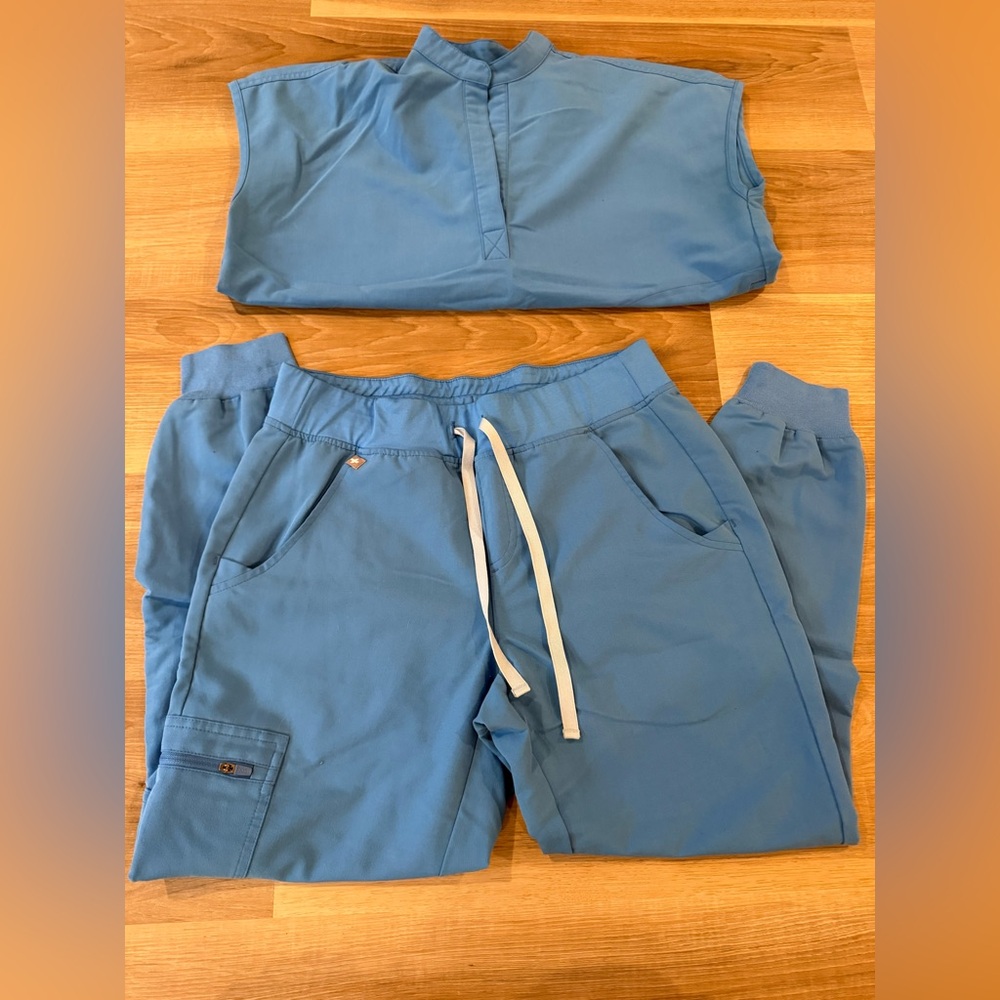 FIGS Women’s Scrub Set